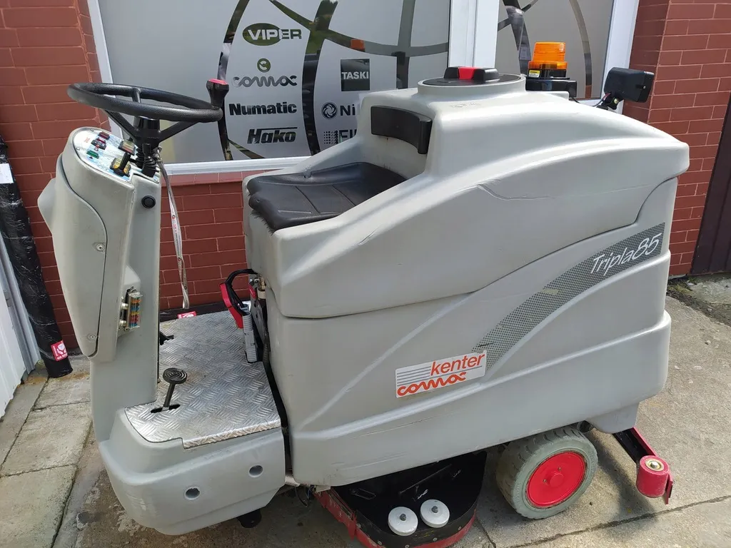 Comac Tripla 85 ipari padlótisztító gép
